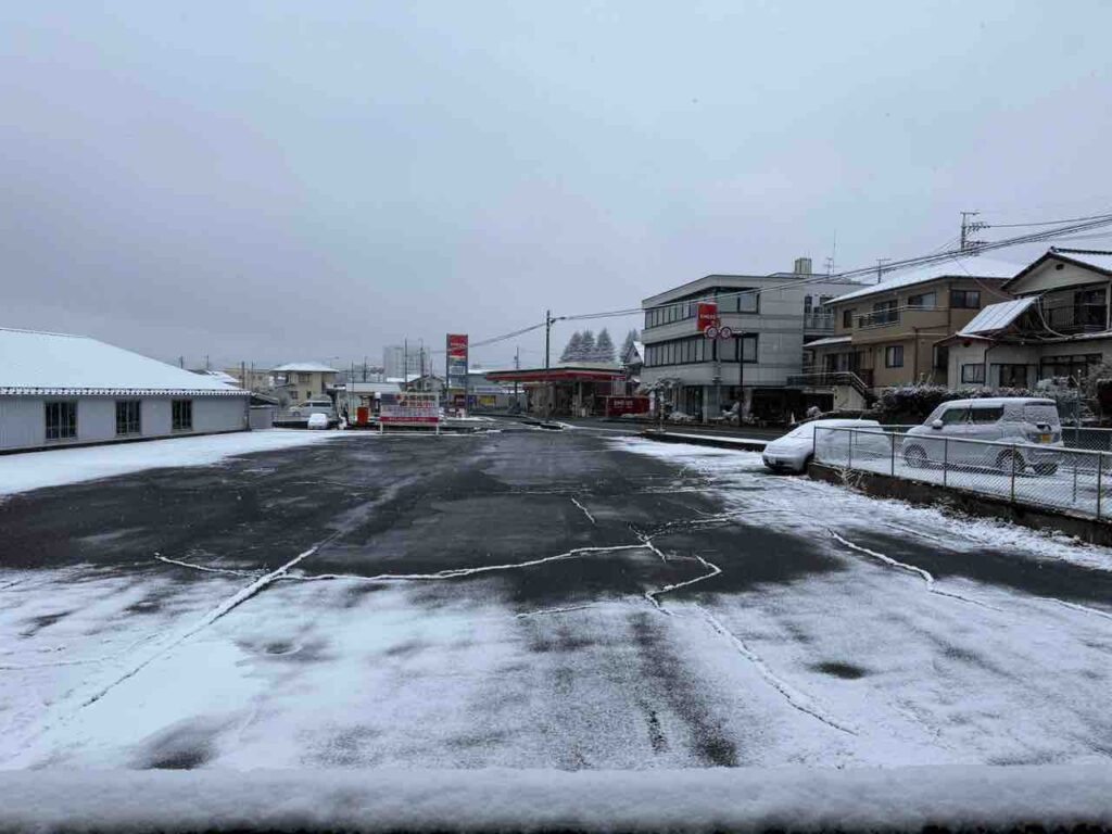 今朝は少し雪景色！