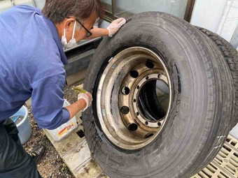 大型トラックのタイヤは大きいぞ！